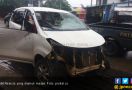 Detik - detik Mobil Bawa Penumpang Hendak ke RS Diadang Massa Brutal, Ngeri! - JPNN.com