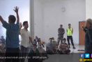 Buang Limbah Berbau Busuk ke Sungai, Pabrik Tepung Diserbu Warga - JPNN.com