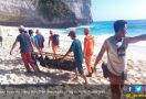 Melamun di Pinggir Pantai, Wisatawan Asal Vietnam Digulung Ombak - JPNN.com
