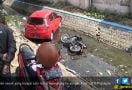 Astaganaga ! Nenek Belajar Setir Mobil Malah Tabrak Motor dan Terjun ke Sungai - JPNN.com
