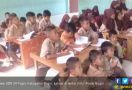 Bikin Sedih, Siswa SD Belajar di Lantai - JPNN.com