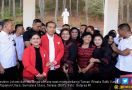 Sambangi Taman Wisata Salib Kasih, Jokowi Beli Jaket Harga Jutaan - JPNN.com