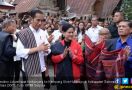 Kunjungi Kampung Ulos Hutaraja, Jokowi Langsung Sampaikan Perintah untuk Basuki - JPNN.com