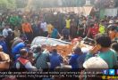 Truk Tanah Menimpa Mobil di Tangerang, Empat Orang Tewas, Satu Balita Selamat - JPNN.com
