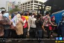 KRL Tak Beroperasi, Transjakarta dari Depok Kelimpahan Penumpang - JPNN.com