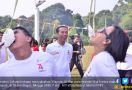 Lihat Nih Bu Sri Mulyani Lomba Makan Kerupuk, Jokowi Tertawa - JPNN.com