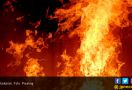 Dua Rumah Terbakar, Warga Padamkan Api Pakai Air Selokan - JPNN.com