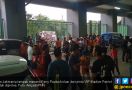 Ratusan The Jakmania yang Kecewa Adang Bus Pemain dan Ofisial Persija Jakarta - JPNN.com