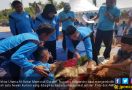 IdulAdha, AMG Bagikan Daging Kurban untuk Ratusan Warga Teluk Jambe - JPNN.com