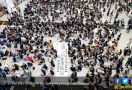 Demonstran Lempar Bom Bensin dan Bebatuan di Gedung Parlemen - JPNN.com