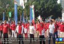 Menaker Hanif Senam Bareng Pegawai Kemenaker di Pesta Rakyat Tripartit - JPNN.com