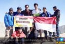 HUT ke-74 RI: Merah Putih Berkibar di Gunung Sindoro - JPNN.com