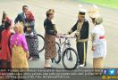 Hadiah Sepeda Merah Putih dari Pak Jokowi buat Bu Ryamizard dan Halidah - JPNN.com