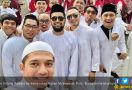 Penjelasan Arie Untung Pakai Gamis Saat Upacara Bendera - JPNN.com