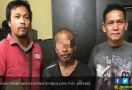 Polisi Datang, Bandar Narkoba Langsung Sembunyi di Atas Asbes - JPNN.com