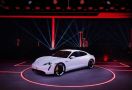 Porsche Taycan Listrik Resmi Mengaspal: Beringas Tetap Nyaman Harian - JPNN.com
