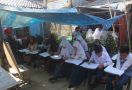 Lihat, Siswa SMP di Bogor Belajar di Bawah Terpal, Pemda Harusnya Malu - JPNN.com