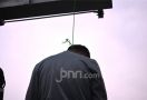 Mayat Pria Sampai Membusuk Tergantung di Pohon Tidak Ada yang Tahu - JPNN.com