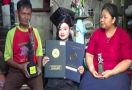 Pengamen Cantik Itu jadi Lulusan Terbaik di Unair Surabaya - JPNN.com