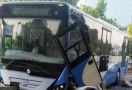 Bus TransJakarta Hancur Usai Tabrak Separator - JPNN.com