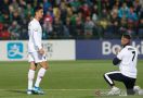 Penonton Sampai Masuk Lapangan Demi Menghormati Cristiano Ronaldo - JPNN.com