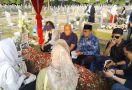 Adrie Subono Boyong Keluarga Berziarah ke Makam BJ Habibie - JPNN.com