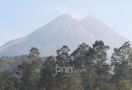Jangan Mendaki, Gunung Merapi Keluarkan Awan Panas Sejauh 1.100 Meter - JPNN.com