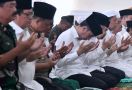 Hari Kedua Kunker di Riau, Presiden Jokowi Bersalat Minta Hujan - JPNN.com