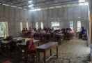 Ratusan Siswa MTs Belajar di Masjid karena Ruang Kelas Roboh - JPNN.com