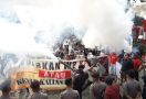 Desak Agus Rahardjo Cs Angkat Kaki, Massa Aksi Fogging di Depan Gedung KPK - JPNN.com