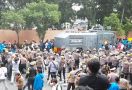 Massa Beratribut PMII Bentrok dengan Polisi di Depan KPK, Nih Fotonya - JPNN.com
