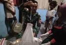 Personel Satgas Yonif MR 411 Bantu Persalinan Warga di Tapal Batas RI-PNG - JPNN.com