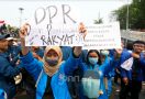 Batu dan Tongkat Melayang, Polisi Pukul Mundur Demo Mahasiswa dari Depan Gedung DPR - JPNN.com