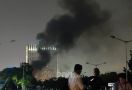 Massa Lempar Kembang Api dan Batu ke Kompleks Parlemen - JPNN.com