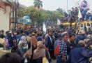 Jalan Juanda Ciputat Tersendat, Demo Mahasiswa Ciputat Menggugat Makin Berlipat - JPNN.com