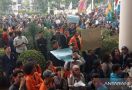 Demo Mahasiswa Hari Ini: Gedung Wakil Rakyat Digeruduk Ribuan Massa - JPNN.com