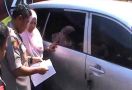 Mobil yang Dicuri Telah Ditemukan Polisi, Pemilik Langsung Sujud Syukur depan Kapolres - JPNN.com