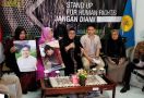 Sambangi Komnas HAM, Ibu Faisal Amir Menangis Ceritakan Kebaikan Sang Anak - JPNN.com