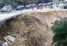 Diguyur Hujan Deras, Jalan Lintas Pekanbaru-Duri di Kilometer 70 Amblas - JPNN.com