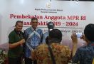 Lihat, Farhan jadi Rebutan Foto Selfie Pegawai MPR - JPNN.com