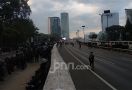 Polisi Tembakkan Gas Air Mata, Massa Masih Belum Bubar - JPNN.com