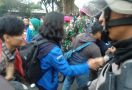 Bikin Adem, BEM SI Bersalaman dengan Polisi Usai Unjuk Rasa - JPNN.com