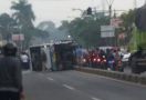 Sopir Ngantuk, Bus Tabrak Separator Jalan dan Mobil Pikap, Dua Orang Tewas - JPNN.com