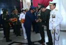 Jenderal Andika Terima Bintang Kehormatan Utama dari Panglima TNI - JPNN.com