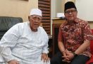 Temui KH Abdul Hayyie, Hasto Beber Rencana PDIP Tangkis Tudingan Anti-Islam - JPNN.com