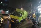 Truk Terjebak Jalan Ambles di Palmerah saat Jakarta Diguyur Hujan Deras - JPNN.com