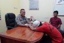 Lihat, Ayah Pencabul Anak Kandung Menangis Saat Diperiksa Polisi: Tolong Pak! - JPNN.com