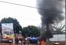 Dua Kelompok Massa Bentrok Rebutan Lahan di Bogor, 6 Motor Dibakar, Beberapa Orang Luka-Luka - JPNN.com