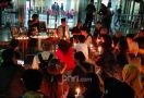 Air Mata Tumpah di Gedung KPK Saat Mendoakan Lima Mahasiswa yang Gugur - JPNN.com