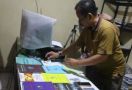 Buku-Belati Diamankan dari Rumah Terduga Teroris Jaringan JAD di Cirebon - JPNN.com